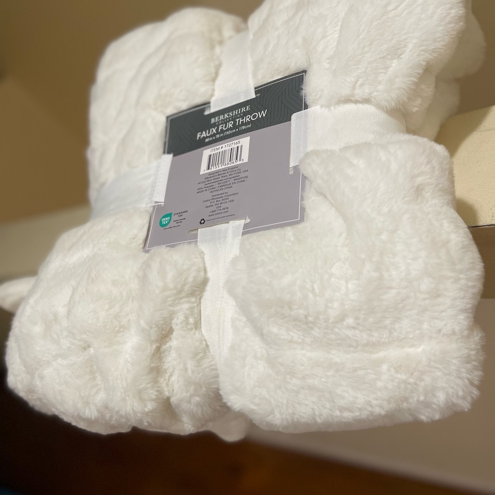 - Berkshire Faux Fur Throw - Picture 4 of 8